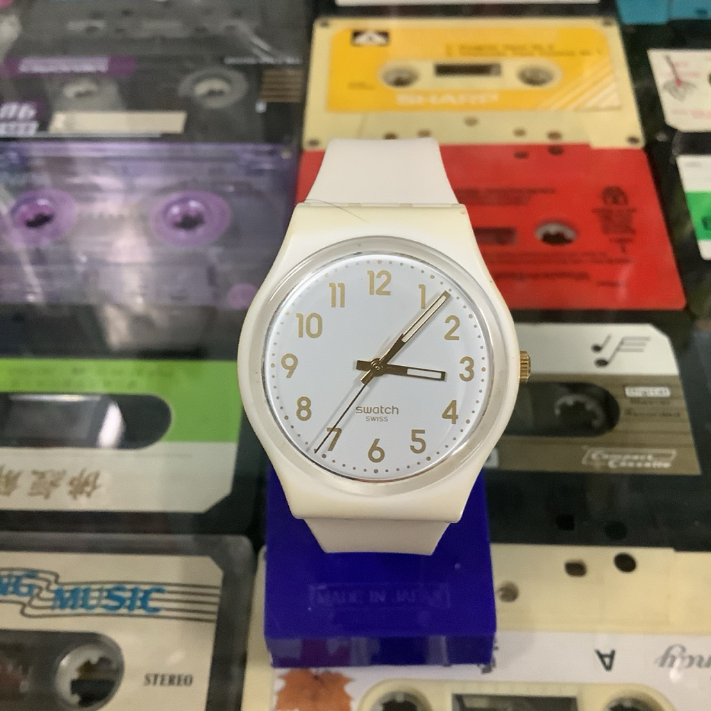 นาฬิกามือสอง ระบบเข็ม swatch : white bishop  ตัวเรือนสีขาว หน้าปัดขาว สภาพดีแต่บอดี้เริ่มเหลือง เครื
