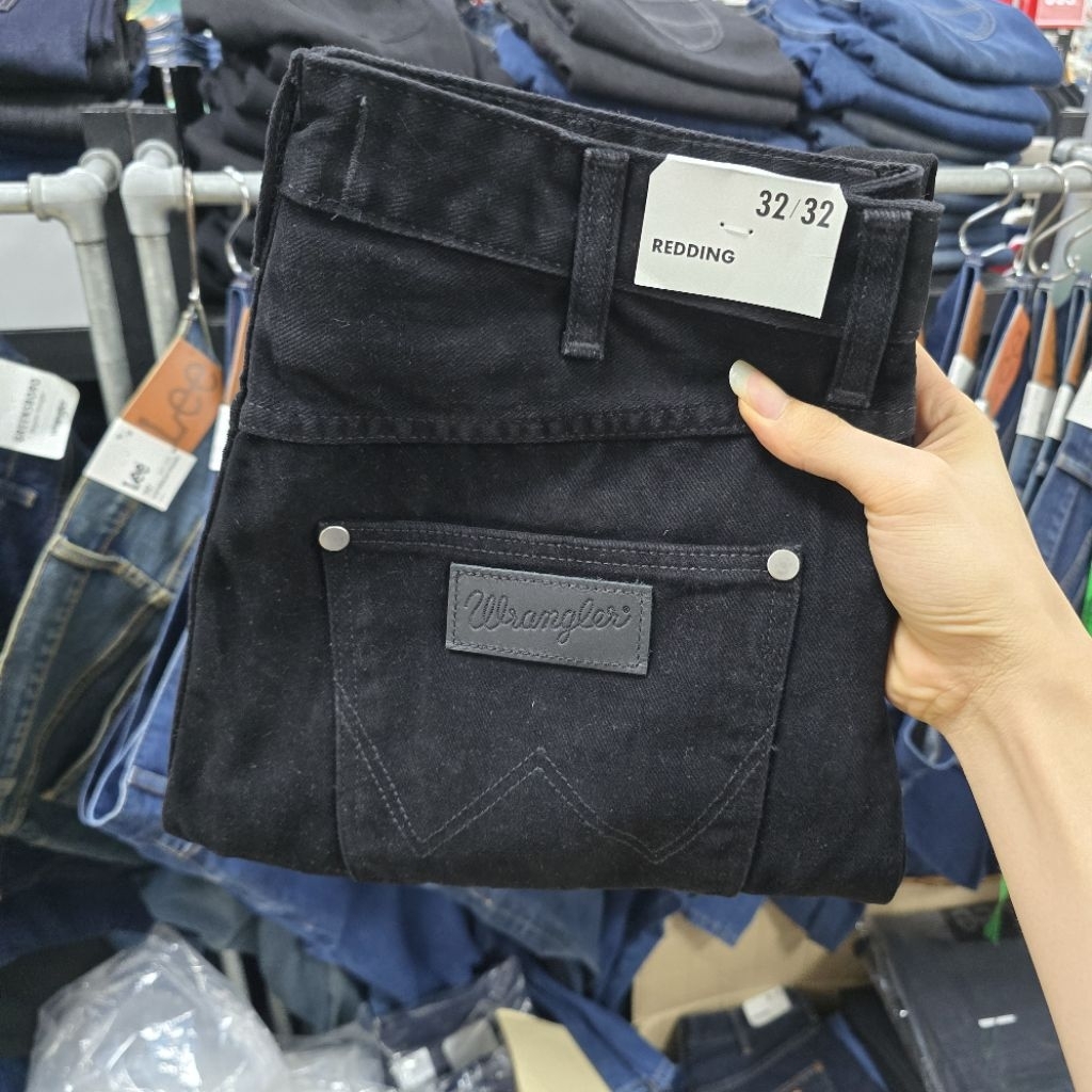กางเกงยีนส์ Wrangler ผู้ชาย ทรง[REDDING]กระบอกใหญ่ ผ้านุ่มไม่ยืด สีดำ [รุ่นMREDF52]