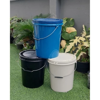 ถังพลาสติก ขนาด 20 ลิตร มี 4 สี ( สีดำ / สีฟ้า / สีครีม / Food grade ) หูเหล็ก พร้อมฝาปิดแบบ 1 ห่วง