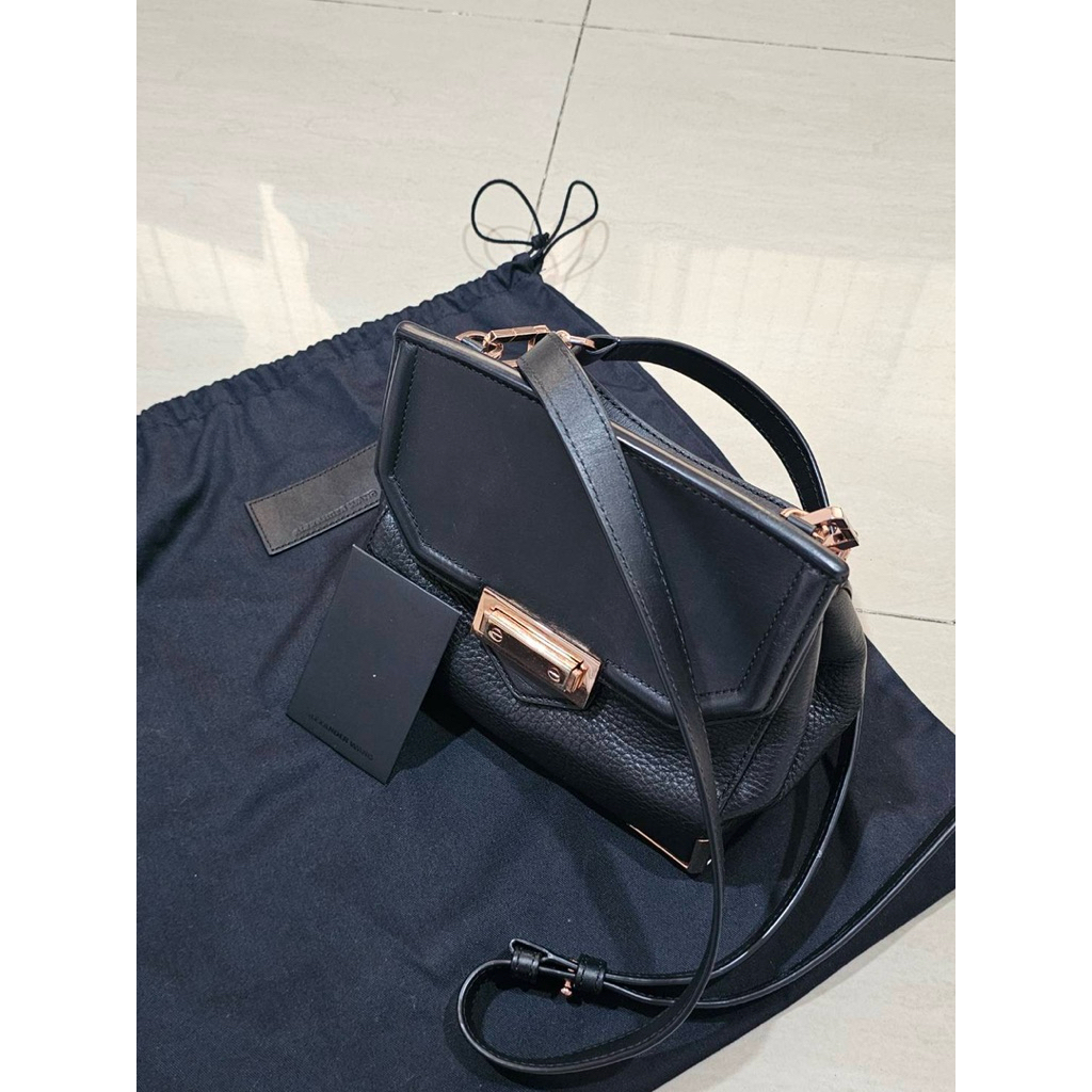 เข็คก่อนกดสั่ง อาจติดจองค่ะ ส่งต่อค่ะกระเป๋าคลอสบอดี้ cross body Alexander Wangสีดำ สวย โรสโกลผู้ดีจ