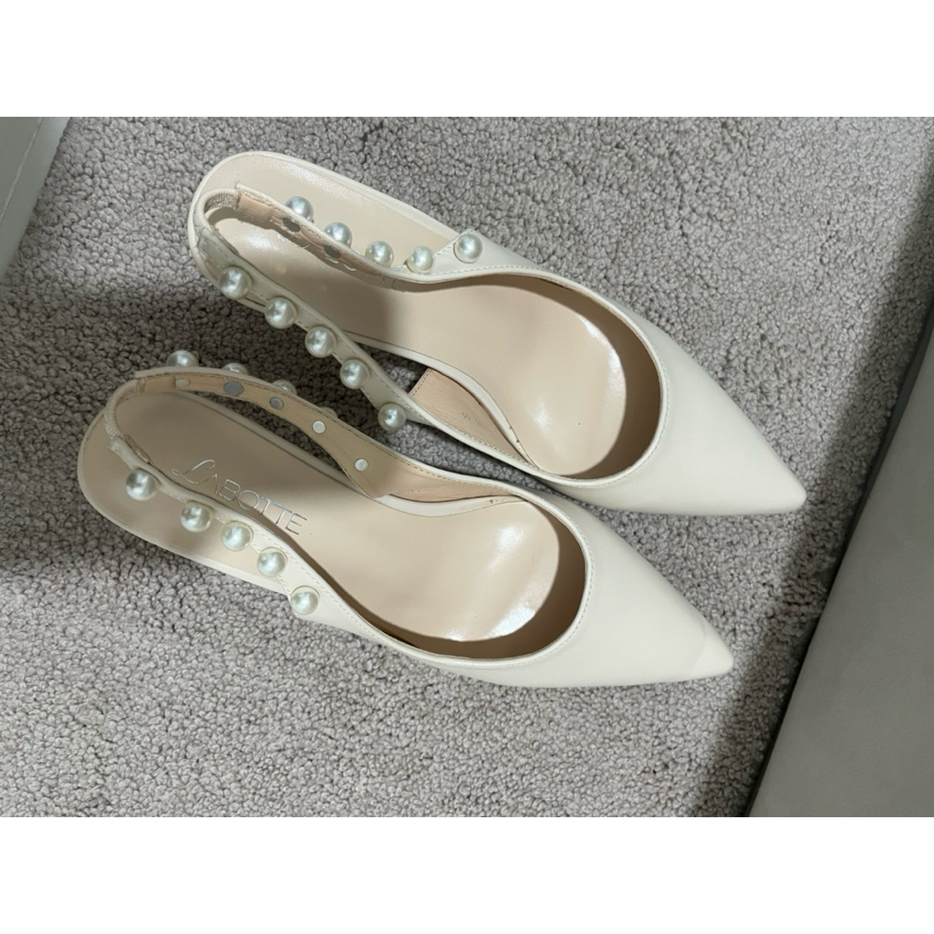 รองเท้าส้นสูง LABOTTE  รุ่น The Jovial ไซต์ 41 ส้นเข็ม หัวแหลม สีนู้ด พื้นนุ่ม ไข่มุกล้อมรอบสายรัดเท
