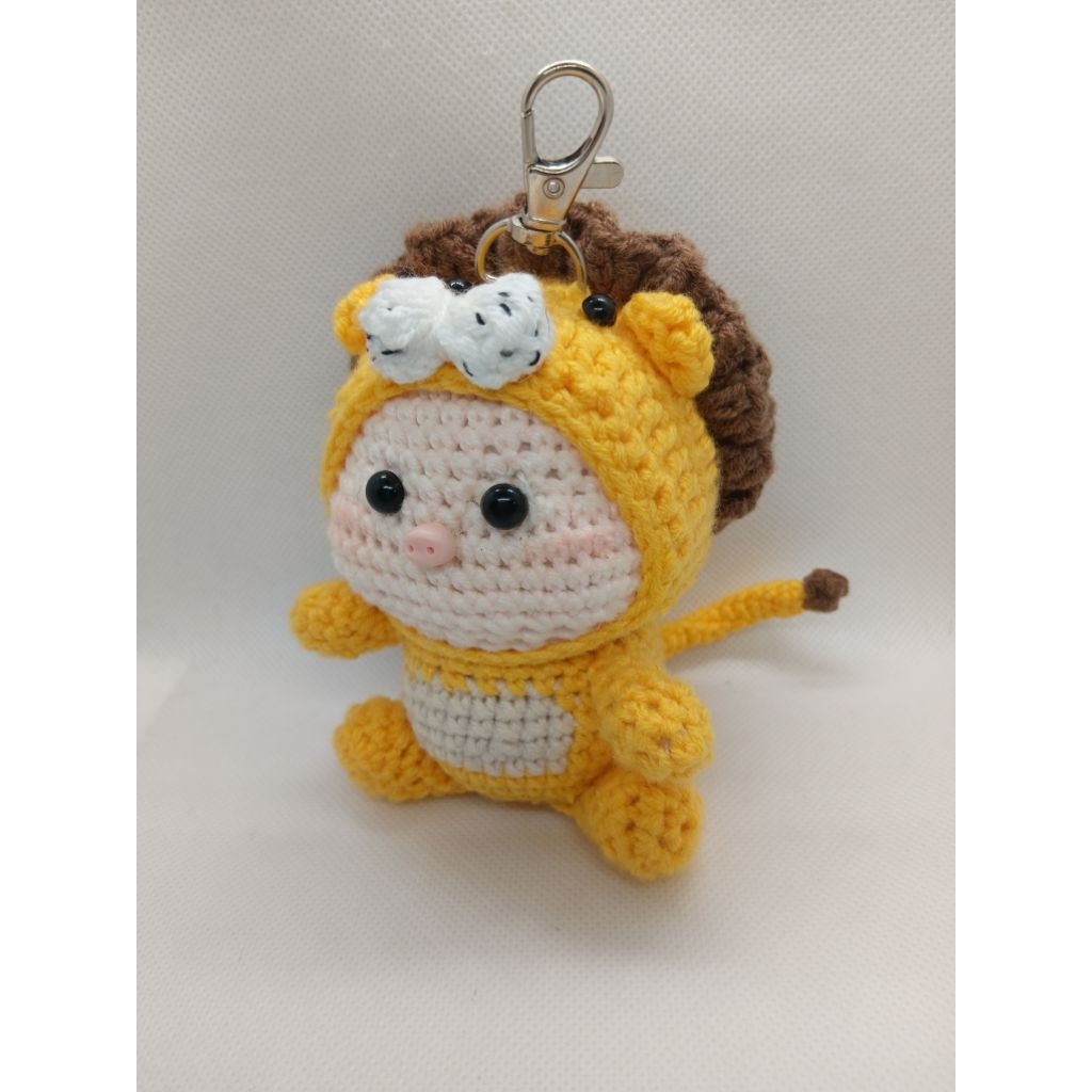 พวงกุญแจน้องหมูในชุดสิงห์โต ไหมคอตตอทนม4pl