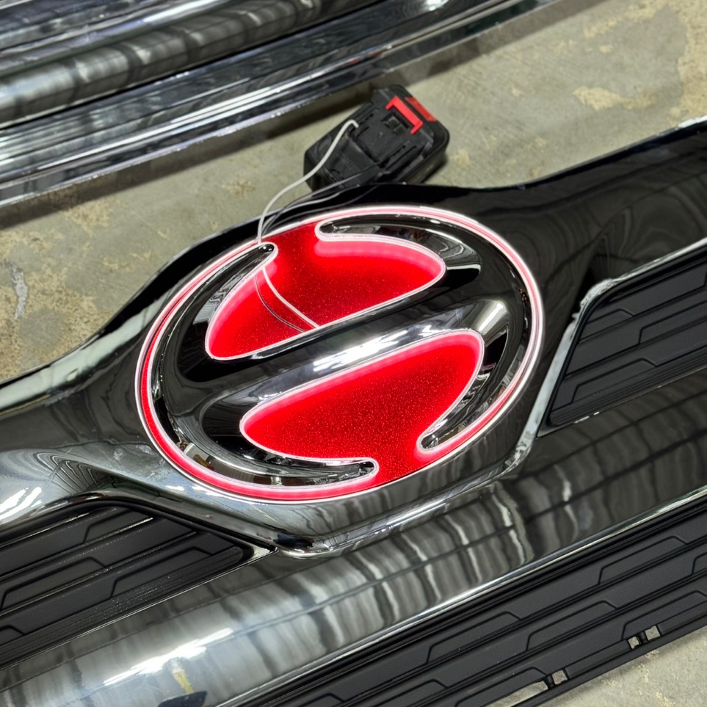 แผ่นรองโลโก้ ฮีโน่ สีแดงกากเพชร ใส่แล้วสมอเด่น พื้นสีแดง โชว์โลโก้เด่นเห็นชัด แต่งรถบรรทุก พร้อมส่ง