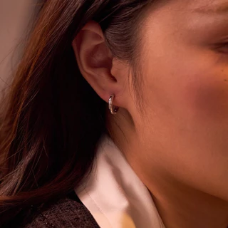 earika.earrings - lucent hoop ต่างหูห่วงลายวิ้งค์เพชร ชุบทองคำขาว/ทอง เหมาะสำหรับคนแพ้ง่าย