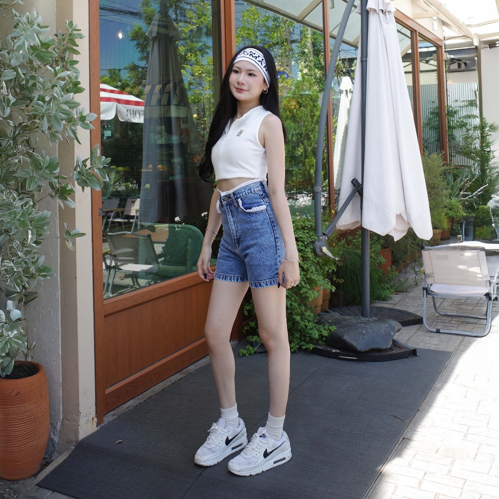 กางเกงยีนส์ขาสั้นแต่งขอบลูกไม้เอวและกระเป๋า รุ่น Sweety Jeans - รูปที่ 2