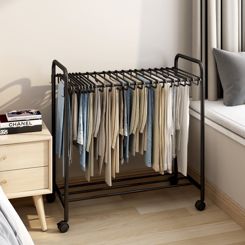 ชั้นตากแขวนเสื้อผ้าและกางเกง มีล้อเคลื่อนย้ายสะดวก แถมไม้แขวน