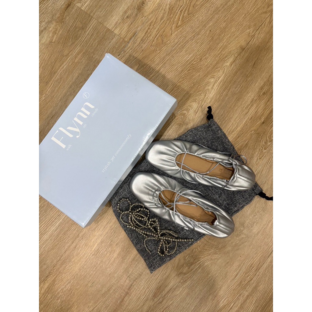 ส่งต่อรองเท้า Flynn ไซส์ 37 สภาพใหม่กริบ แถมCharms