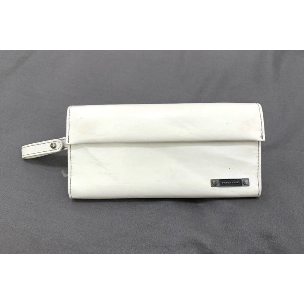 พร้อมส่ง - กระเป๋าสตางค์  Freitag R304 Woodhull สี ขาว นม  / ทรงยาว /  RARE ป้ายเหล็ก สภาพดี - ของแท