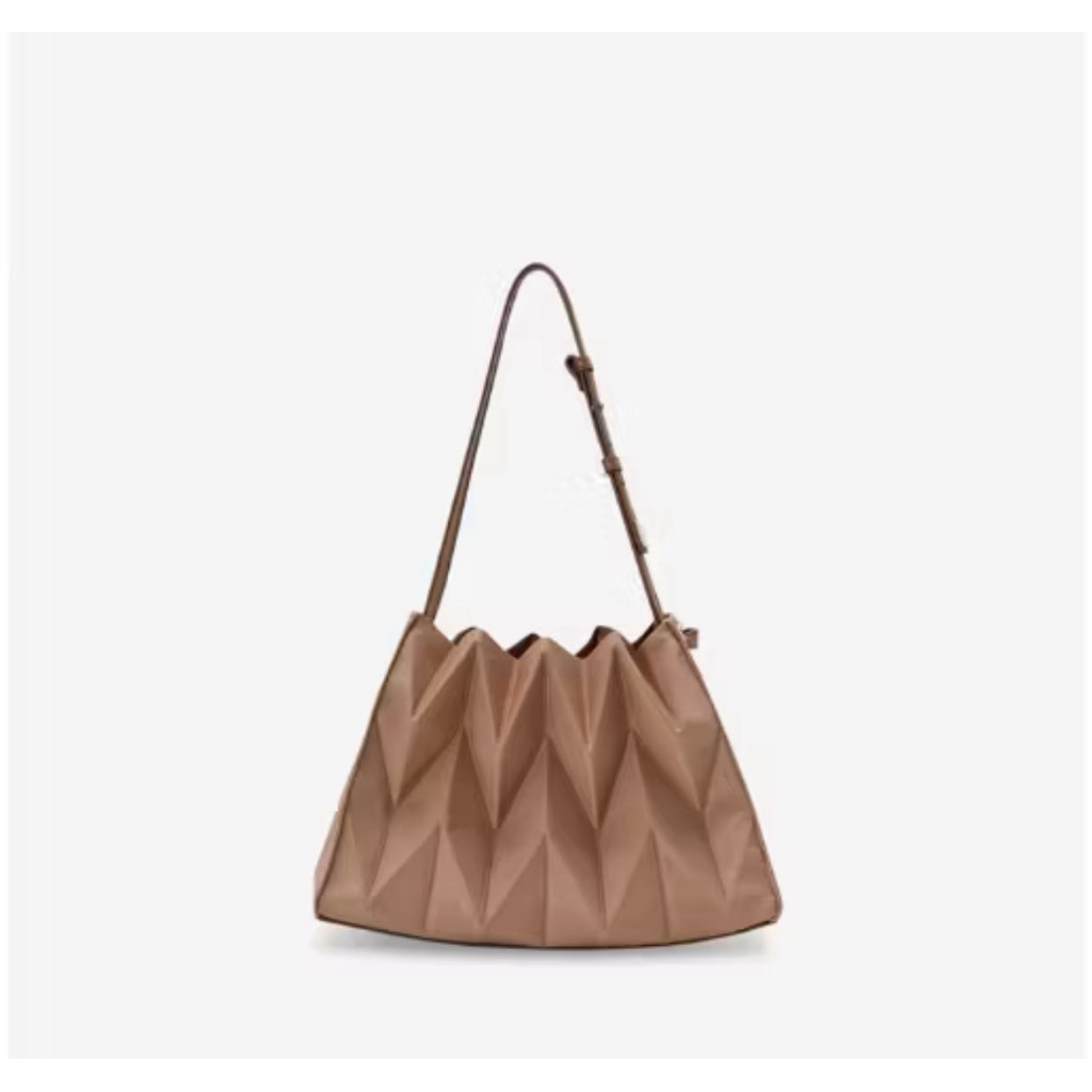 Pavi Studio - W gyoza กระเป๋าผ้าอัดพลีทลาย W ฐานหนังแท้ สี sand (used like new) ใช้น้อยมาก✨