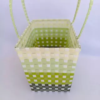 ตระกร้าจ่ายตลาดสานเส้นพลาสติก ขนาด 20 ยาว 30 สูง 23 CM ขอบปากตระกร้า ฐานตะกร้ากว้าง 16 ยาว26 สายสูง 19 CM ขอบปากระเป๋า