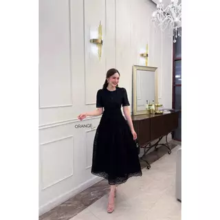 เดรสลูกไม้ ขาว ดำ ถักทอลายแน่นๆ เนื้อนิ่ม ใส่แล้วไม่คัน ช่วงเอวแต่งตีเกร็ดรอบตัว OR21877