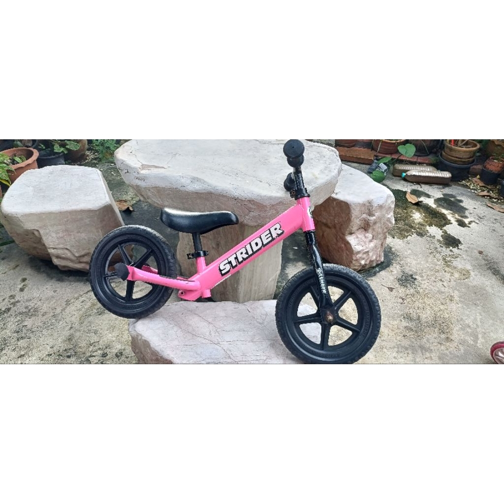 รถขาไถ strider สีชมพู สวย งานคัดตู้ญี่ปุ่นมือสอง