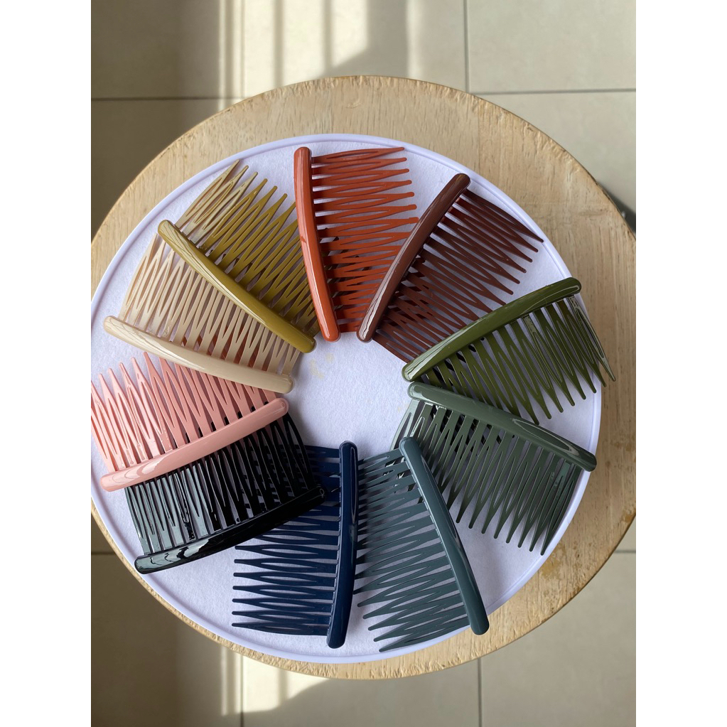 HB10-CM031 หวีสับผม รุ่นมาตรฐาน ด้ามแบน สีพาสเทล เนื้อเงา ขนาด7cm.ฟันยาว4cm.ใช้เสียบเสยเก็บไรผม สะดวกใช้งานง่าย (เดี่ยว)