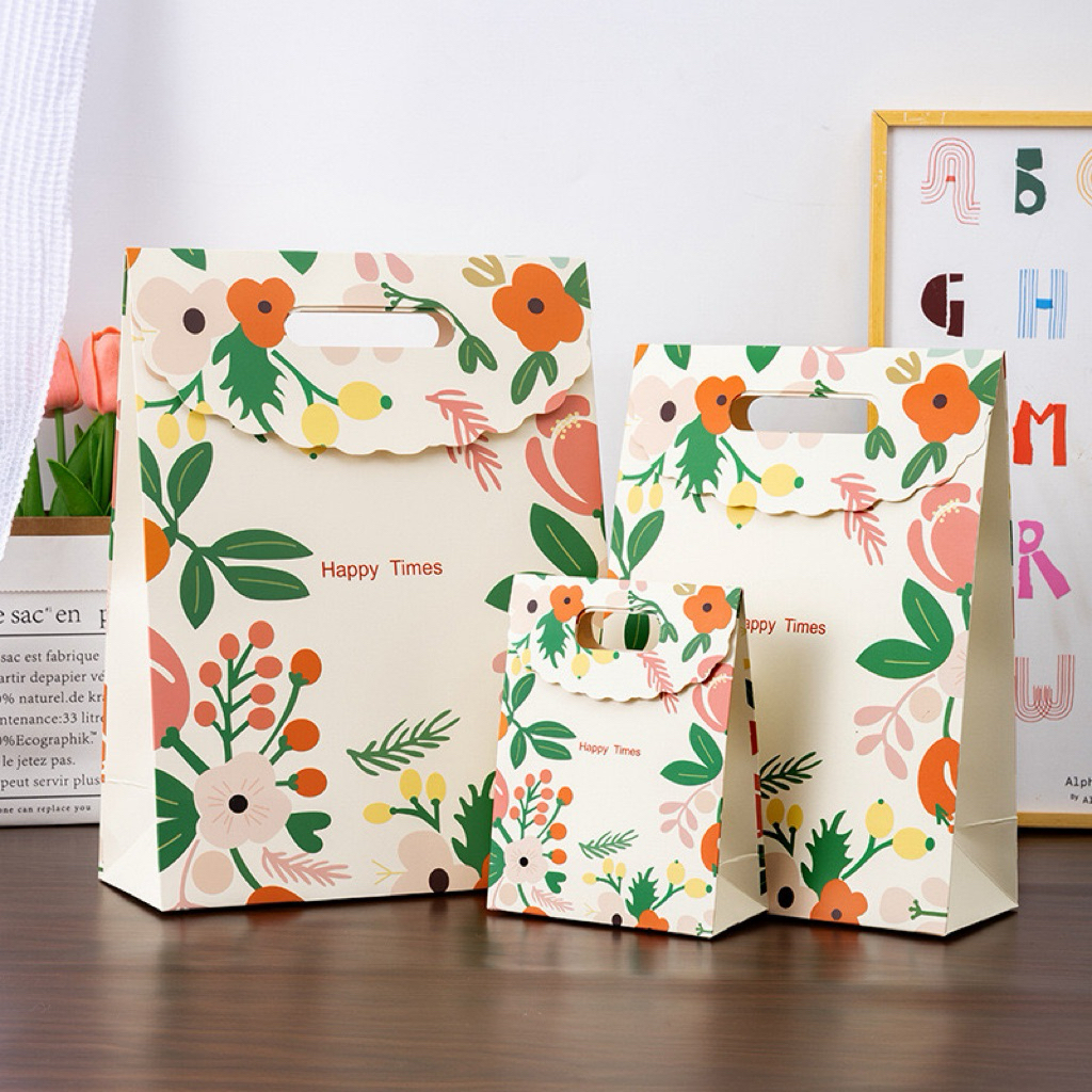 ถุงกระดาษลายดอกไม้ใบเขียว Happy Time  ถุงของขวัญหูหิ้ว 3 เหลี่ยมลายดอกไม้สดใส