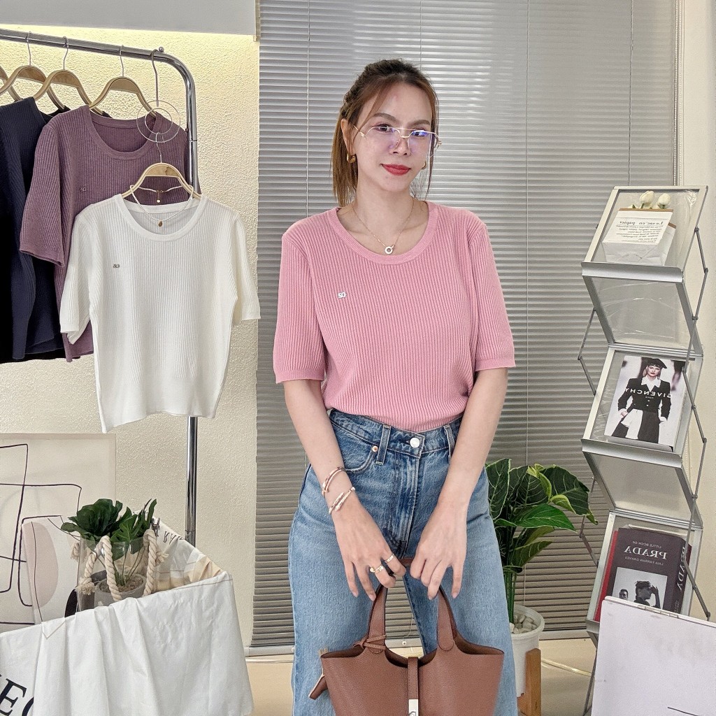 C023 รุ่นMono rib (โมโน-ริบ) เสื้อไหมพรม คอกลมแขนสั้น แต่งอะไหล่DZ ผ้านุ่มนิ่ม ใส่สบาย ระบายอากาศดี