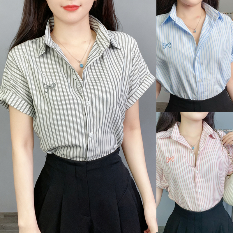 Dahong💖 เสื้อคอปกกระดุมหน้า เสื้อเชิ้ตแขนสั้นทรงหลวม งานปักโบว์น่ารักๆ ผ้าคอตตอนไม่บางแน่นอน W559