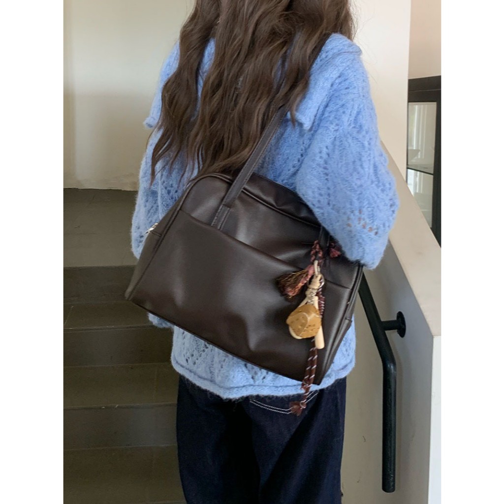 กระเป๋าสะพายไหล่หนัง รุ่น Vi099 ทรงสี่เหลี่ยม ใส่A4ได้ สไตล์วินเทจ วัสดุหนัง PU ไม่แถมพวงกุญแจ (2สี ดำ/น้ำตาล)