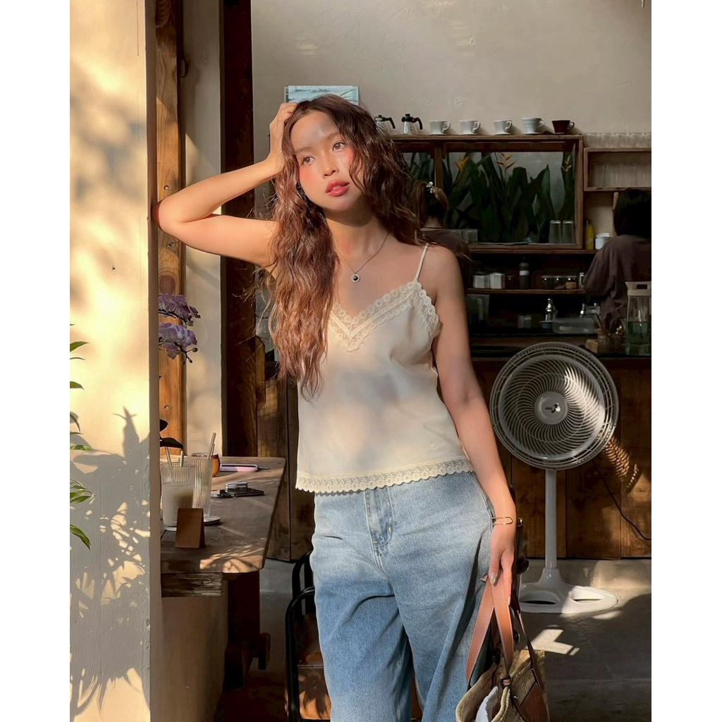 BY IRA Veronica Top พร้อมส่งสายเดี่ยวคอวีลูกไม้  เนื้อผ้าใส่สบายแต่งขอบลูกไม้ทั้งตัว - รูปที่ 2