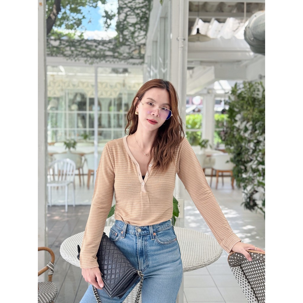 157-158  Nora (โน-ร่า)   เสื้อยืดแขนยาวลายริ้ว แต่งขอบคอ แต่งกระดุม ทรงพอดีตัว