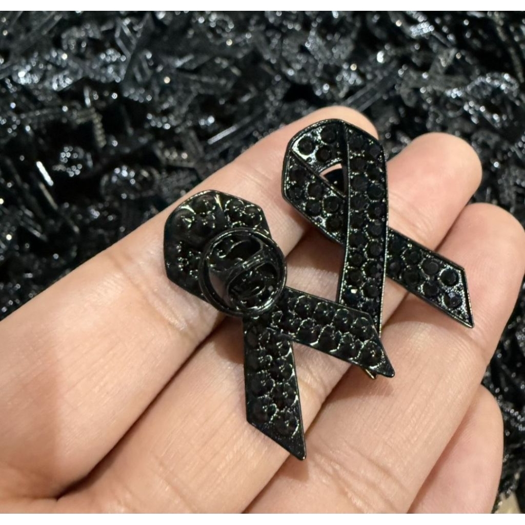 เข็มกลัดไว้อาลัย 3.5cm. กากเพชร เข็มกลัดโบว์ดำ เข็มกลัดริบบิ้นดำ โบว์ดำไว้ทุกข์ พร้อมส่ง