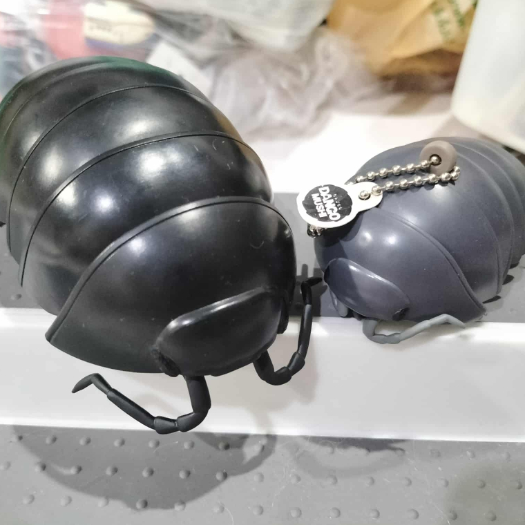 กาชาปองไอโซพอด ตัวใหญ่ ตัวเล็ก พวงกุญแจ Keychain Gashapon Bandai Dango Mushi Isopod โมเดลสัตว์ เทา เ