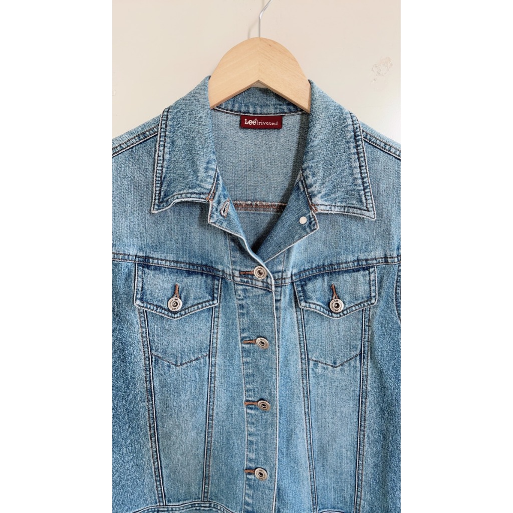 เสื้อแจ็คเก็ตยีนส์แบบครอป สีฟ้า คอปก แขนยาว Brand LEE  Size M มือสอง สภาพ 100 %