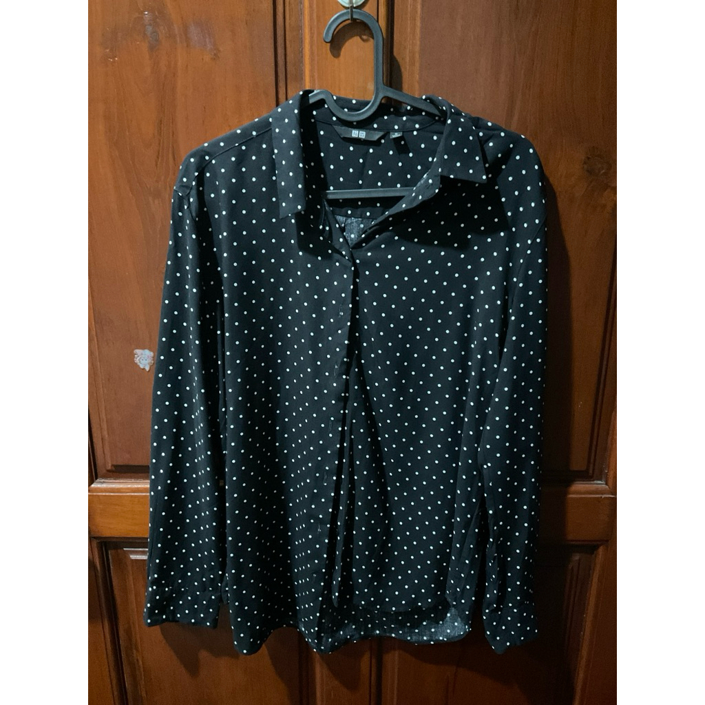 เสื้อเชิ้ตสีดำลายจุดสีขาว uniqlo มือสอง สภาพดีมาก ไซส์ m