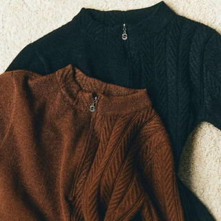 STUDIO UNKNOWN - Holly Half Harringbone Knit Top เสื้อนิตตกแต่งซิปโลโก้ทอ 2 ดีไซน์ลายเบสิกและลายก้างปลา