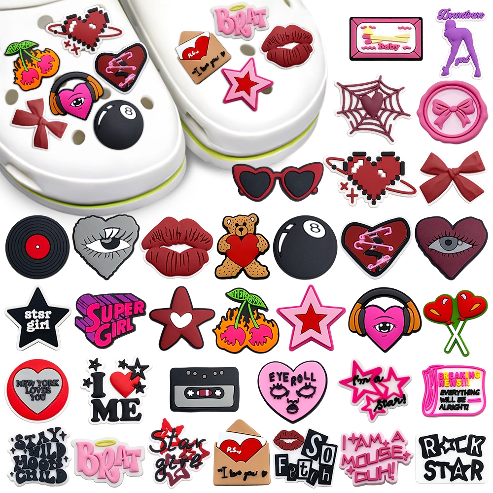 Hot เสน่ห์รองเท้า ดิY คลาสสิค Y2K shoe charms สไตล์ การ์ตูน รองเท้าแตะ หัวเข็มขัด พีวีซี รองเท้า อุปกรณ์เสริม ปุ่ม