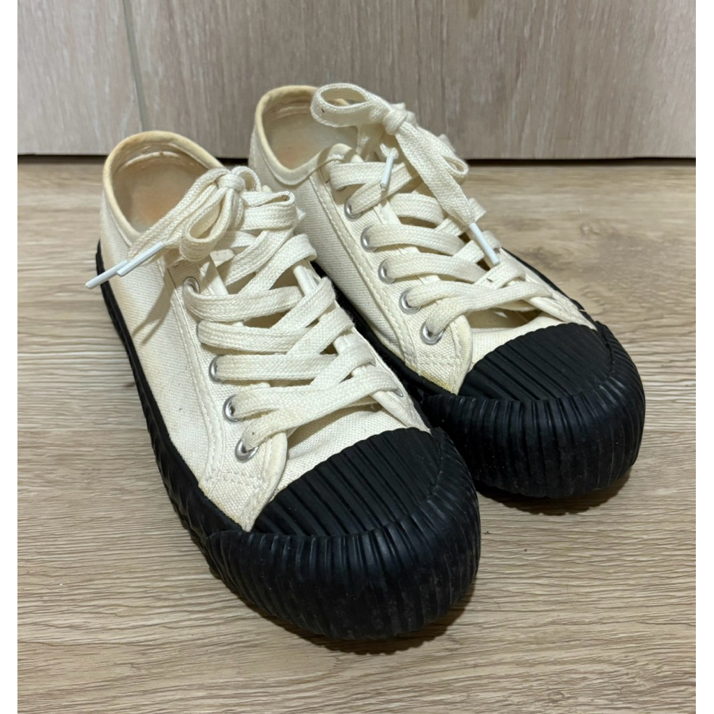 ส่งต่อรองเท้าผ้าใบผู้หญิง มือสอง kim&co เบอร์ 37 *มีรอยเปื้อน