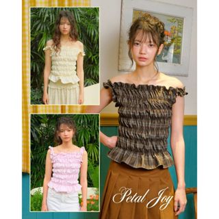 Jiwliw | Petal Joy Top เสื้อปาดไหล่สม็อก