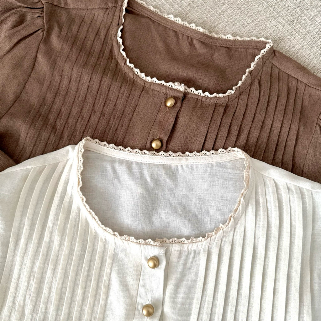 พร้อมส่ง! (BLB) เสื้อคอจีนแขนยาวจีบหน้า BLB รุ่น ALLY ผ้าฝ้ายเบาสบาย แต่งกระดุมทอง รอบคอเป็นขอบลูกไม