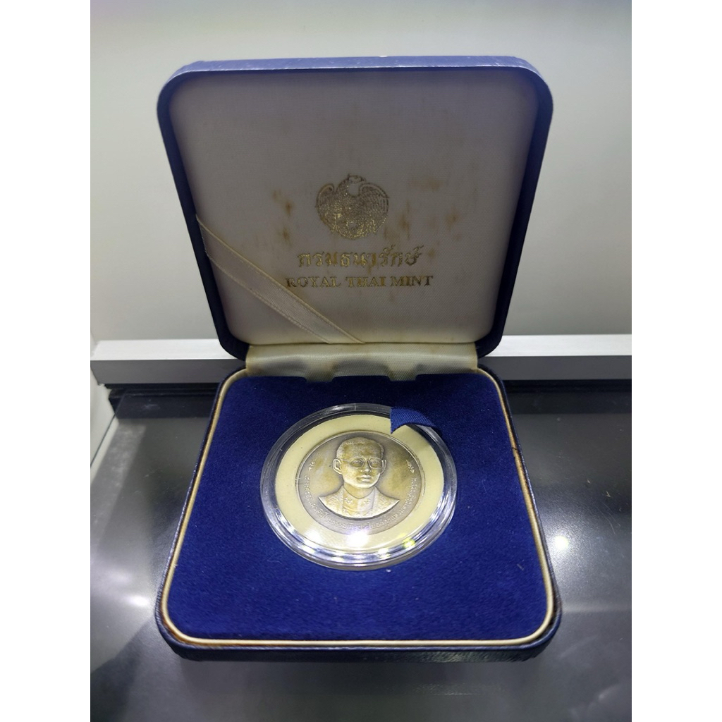 เหรียญที่ระลึก 50 ปี พระบรมราชาภิเษก รัชกาลที่9 เนื้อเงินรมดำ พ.ศ.2543 พร้อมกล่องหนัง ไม่ผ่านใช้ เก่