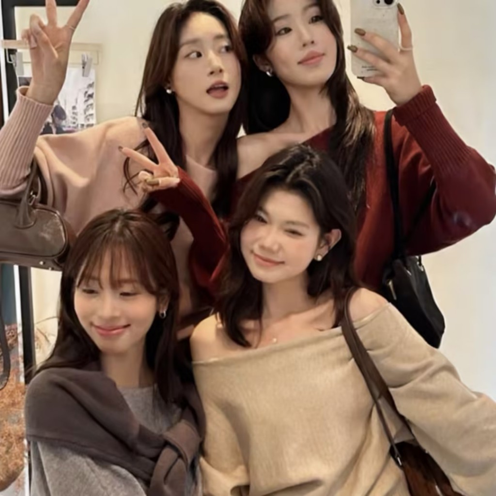 เวอร์ชั่นเกาหลีเอียงไหล่ถักเสื้อกันหนาวสีทึบวินเทจด้านบนร้อยหลวมแสดงผอม