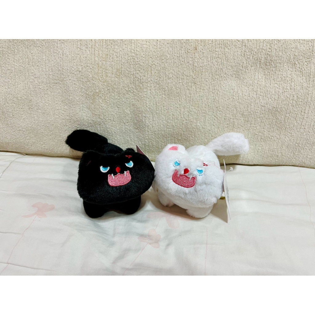 ตุ๊กตาพวงกุญแจ 🐱🤍 น้องแมวเหมียวเกรี้ยวกราด 2 สี ขาว&ดำ 🖤🩶 น่ารักน่าหยุมม 😉 (ตู้คีบเล็ก)