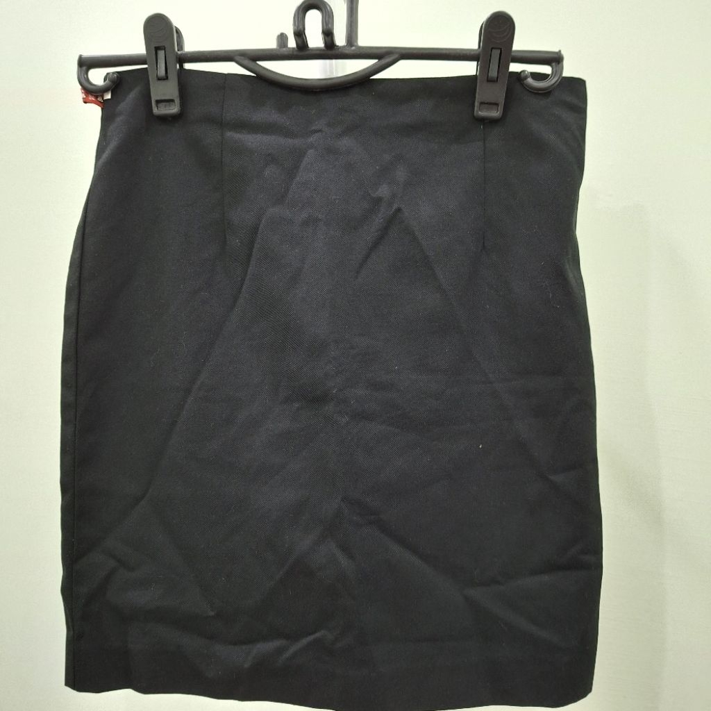 OCT 018 กระโปรงนักศึกษา ผ่าหลัง อ27×ย17 นื้ว มือสอง