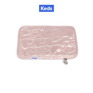KEDS กระเป๋า รุ่น THE KEDS QUILT IPAD POUCH สีพิงค์ซิลเวอร์ …