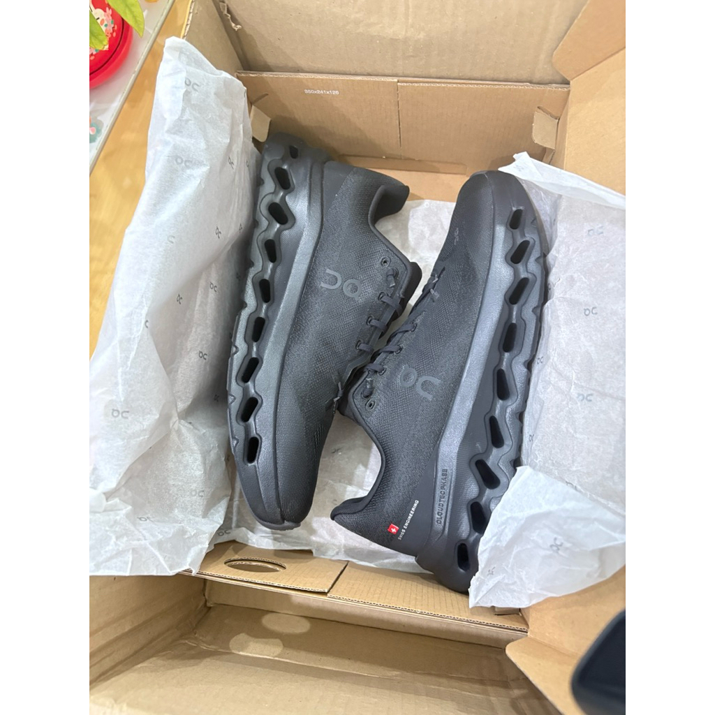 On cloudtilt Eclipse black มือ 1 Size  10.5 us m  6200- ส่งฟรี