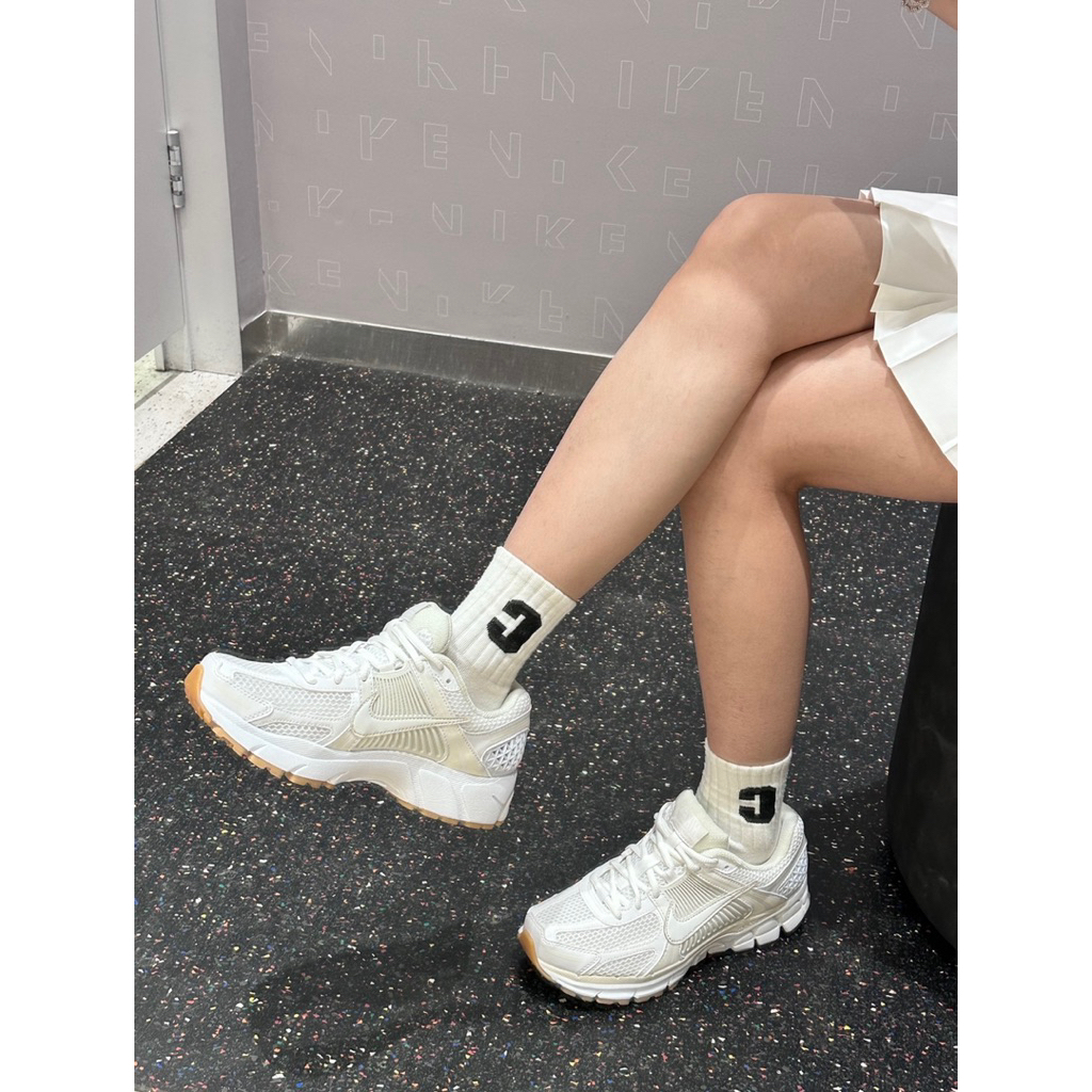 [พร้อมส่ง & พรีออเดอร์] Nike Zoom Vomero 5 - (FJ2028-104) Color: White/Phantom/Summit White - รูปที่ 5