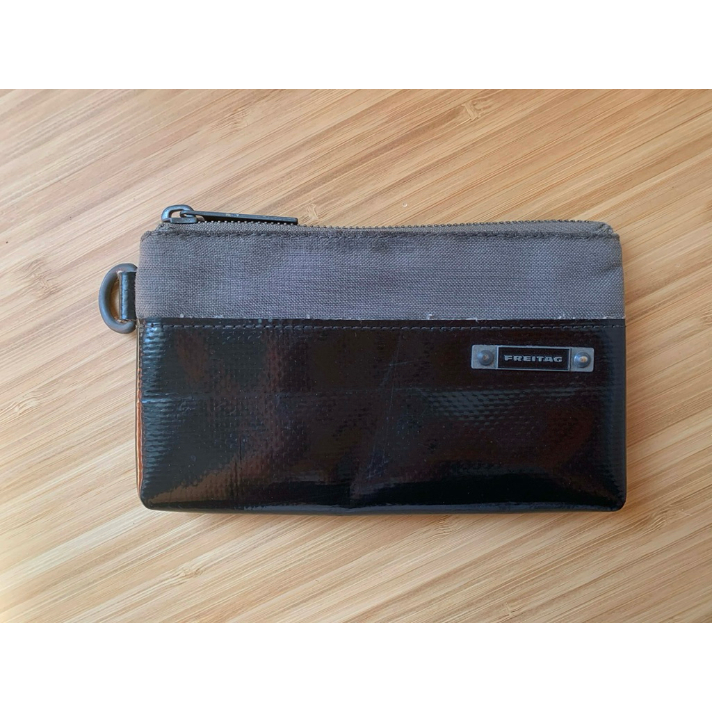 พร้อมส่ง - กระเป๋าสตางค์  Freitag R306 Grip / สี ดำ BLACK - สภาพดี ใช้งานดีปกติ /  RARE ป้ายเหล็ก - 