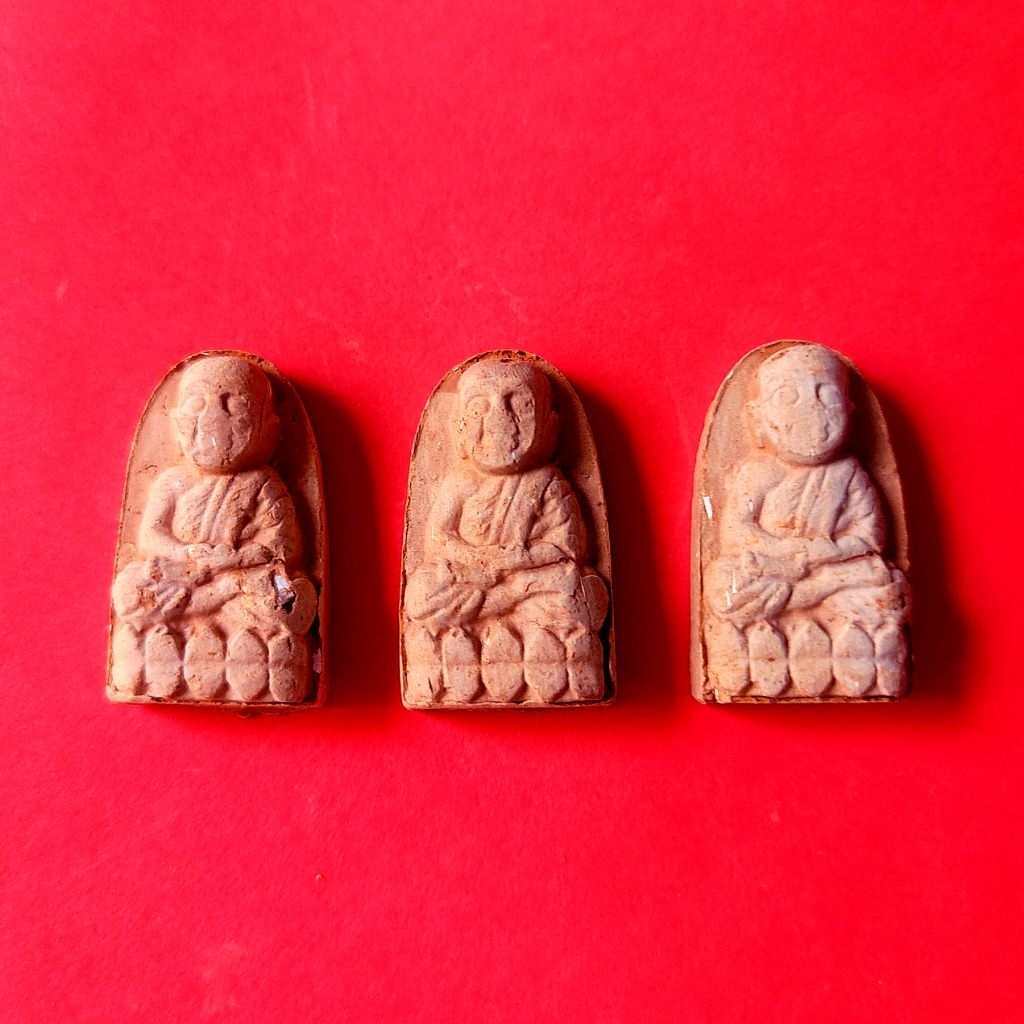 พระผงหลวงปู่ทวด เหยียบน้ำทะเลจืด 1เเพ็ค มี100 องค์
