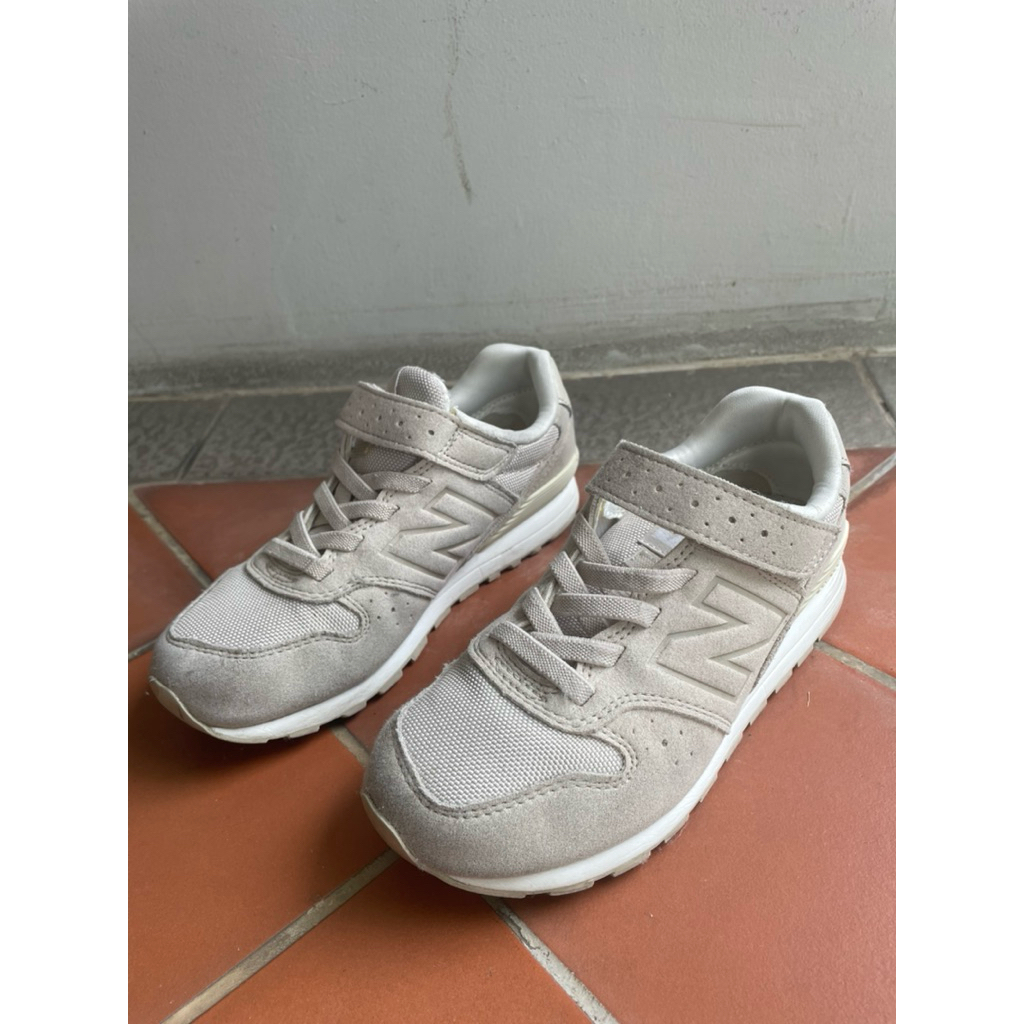 รองเท้า New Balance 996 เด็ก ของแท้จากช้อปเกาหลี ไซส์ 20 JP ( 20 cm) สภาพใช้งาน ไม่มีกล่อง