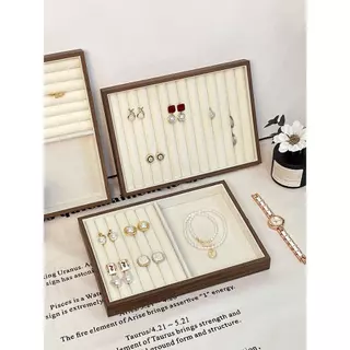 การจัดหาเฉพาะจุดถาดใส่เครื่องประดับลายวอลนัทสุดหรูสำหรับจัดแสดงแหวน ต่างหู สร้อยคอ สร้อยข้อมือ