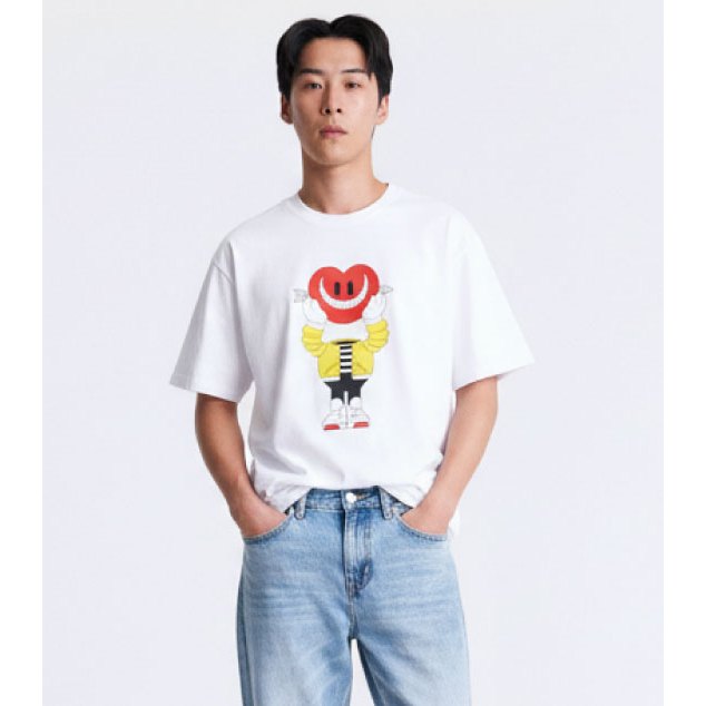AIIZ (เอ ทู แซด) - AIIZ เสื้อยืดแขนสั้นลายกราฟิก AIIZ Big Heart Graphic T-Shirt
