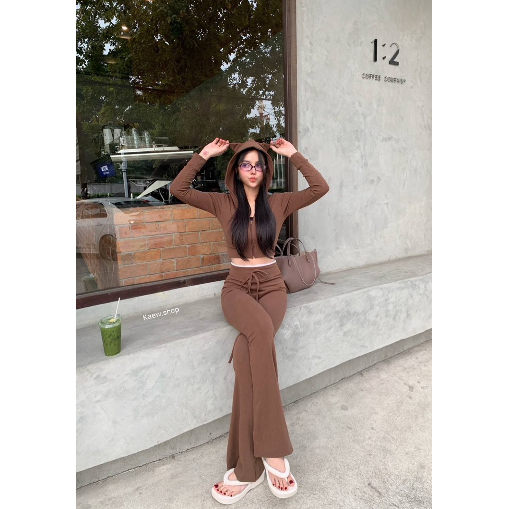 เซท 2 ชิ้น เสื้อครอปแต่งหูน้อลแมว (แมวน้อย)มีซิปหน้า กางเกงขาม้าเอวแต่งขอบลูกไม้สุดฮิต