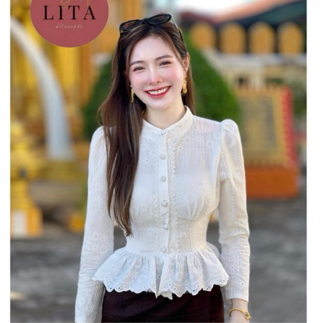 เสื้อลูกไม้ฝ้ายแท้ รุ่นเอวระบายกลีบ แขนยาวสีขาว ดีไซน์เรียบหรู ลายดอกไม้ปักติดตัว คอตกแต่งลูกไม้ ใส่สบายตลอดวัน