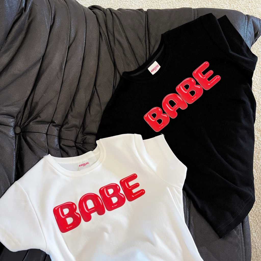 AHOLICBKK | เสื้อทรง BABY TEE - BABE BABE