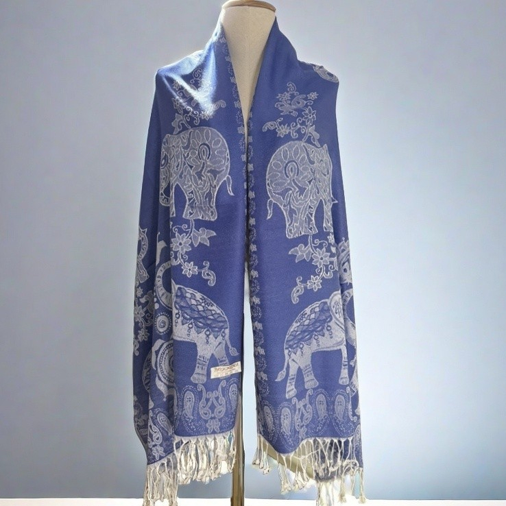 ผ้าพันคอ ผ้าคลุมไหล่ ลายปีกนกยูง เนื้อผ้าบางเบา นุ่ม  สามารถซื้อเป็นของขวัญ ของที่ระลึก ของฝากได้From TH