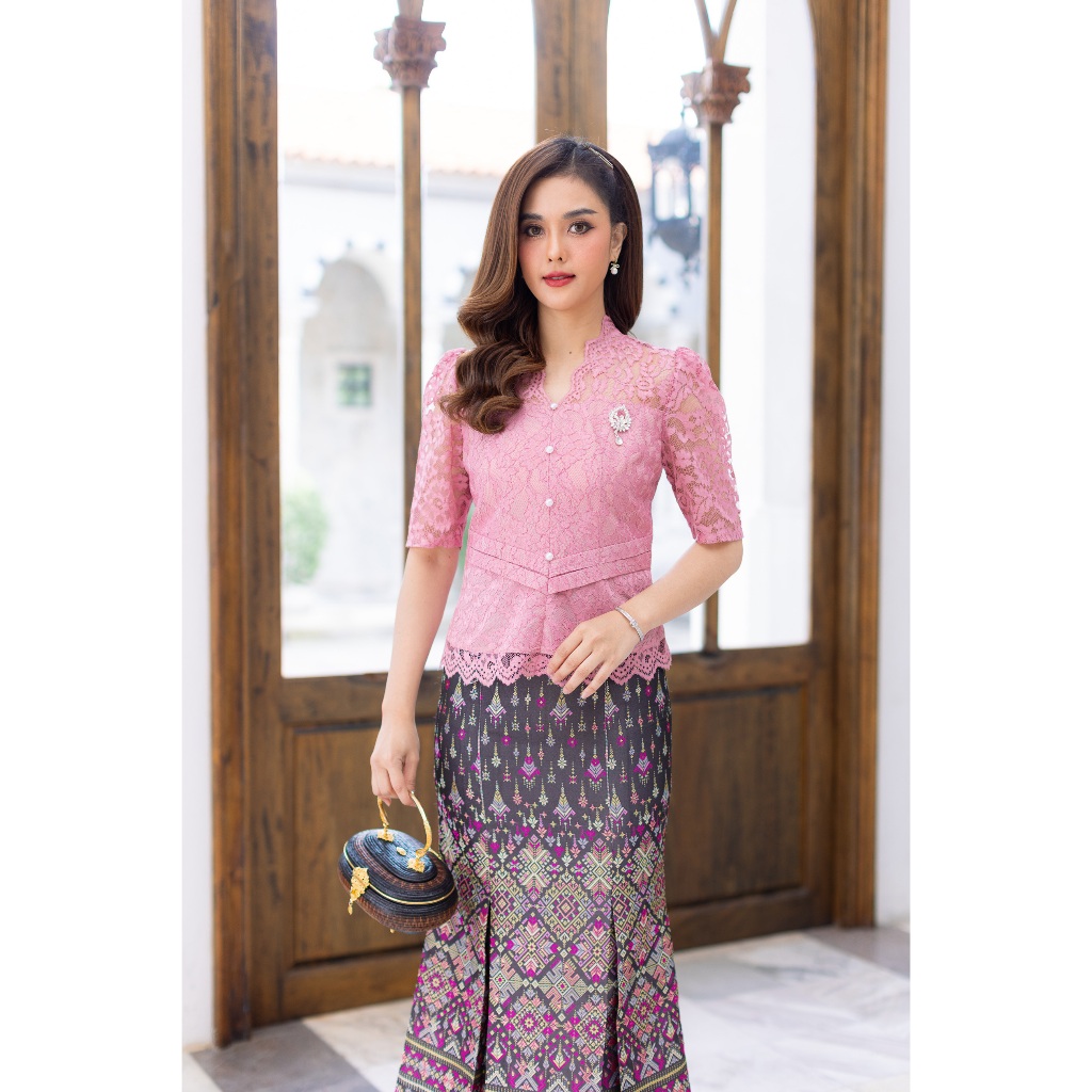 CHANIDA เสื้อลูกไม้เนื้อนิ่ม คอวี ทรงแขนกระบอก ตกแต่งกระดุมด้านหน้า (รหัส 218 ) *ราคาเฉพาะเสื้อ*