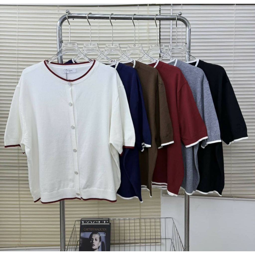 LANA เสื้อคอกลม แต่งขอบทูโทน กระดุมดอกไม้